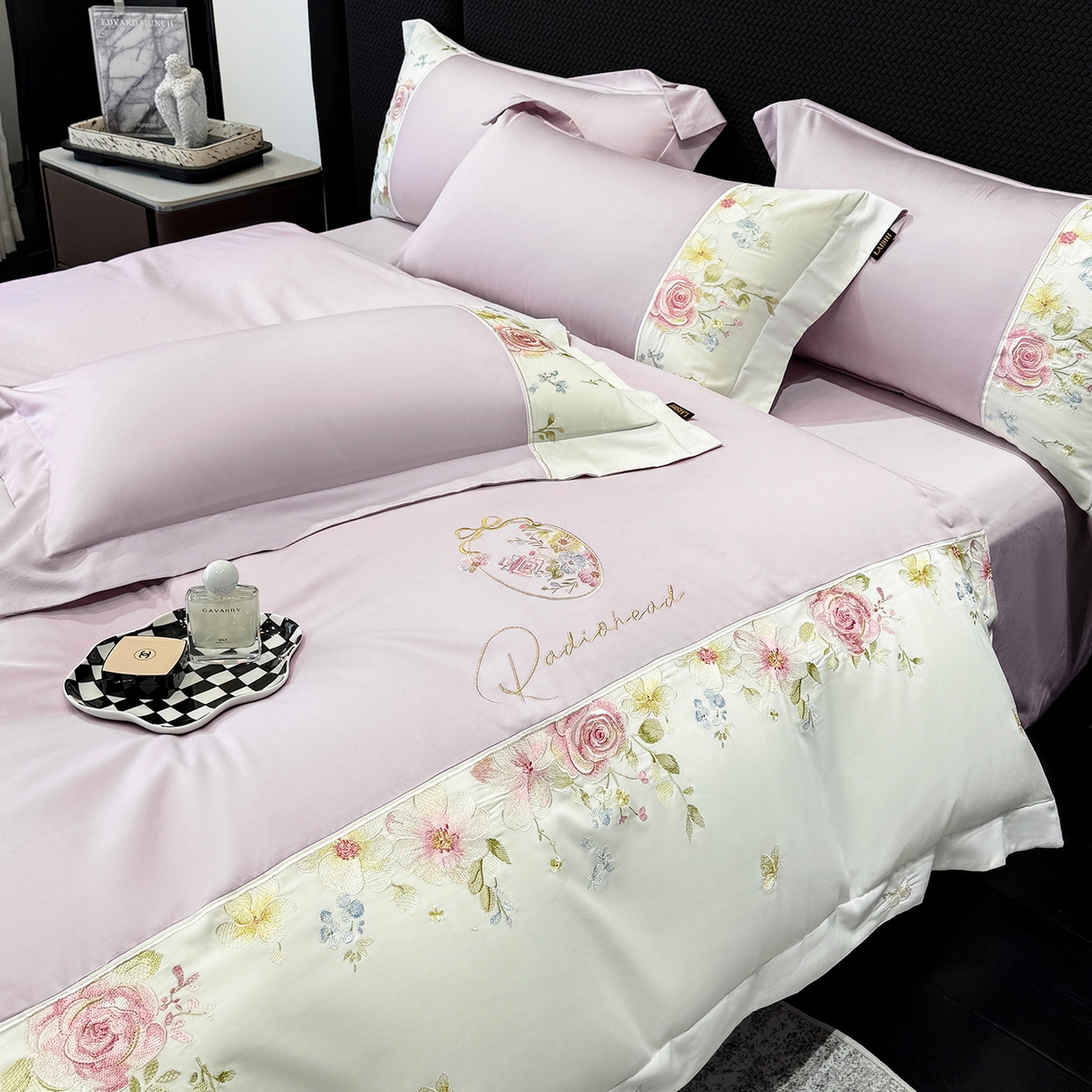 91家纺网 家纺一手货源 找家纺 莱势 2026新品100支全棉纯棉50x50s贡缎长绒棉刺绣绣花四件套高端礼盒-玫瑰少女 玫瑰少女 香芋紫