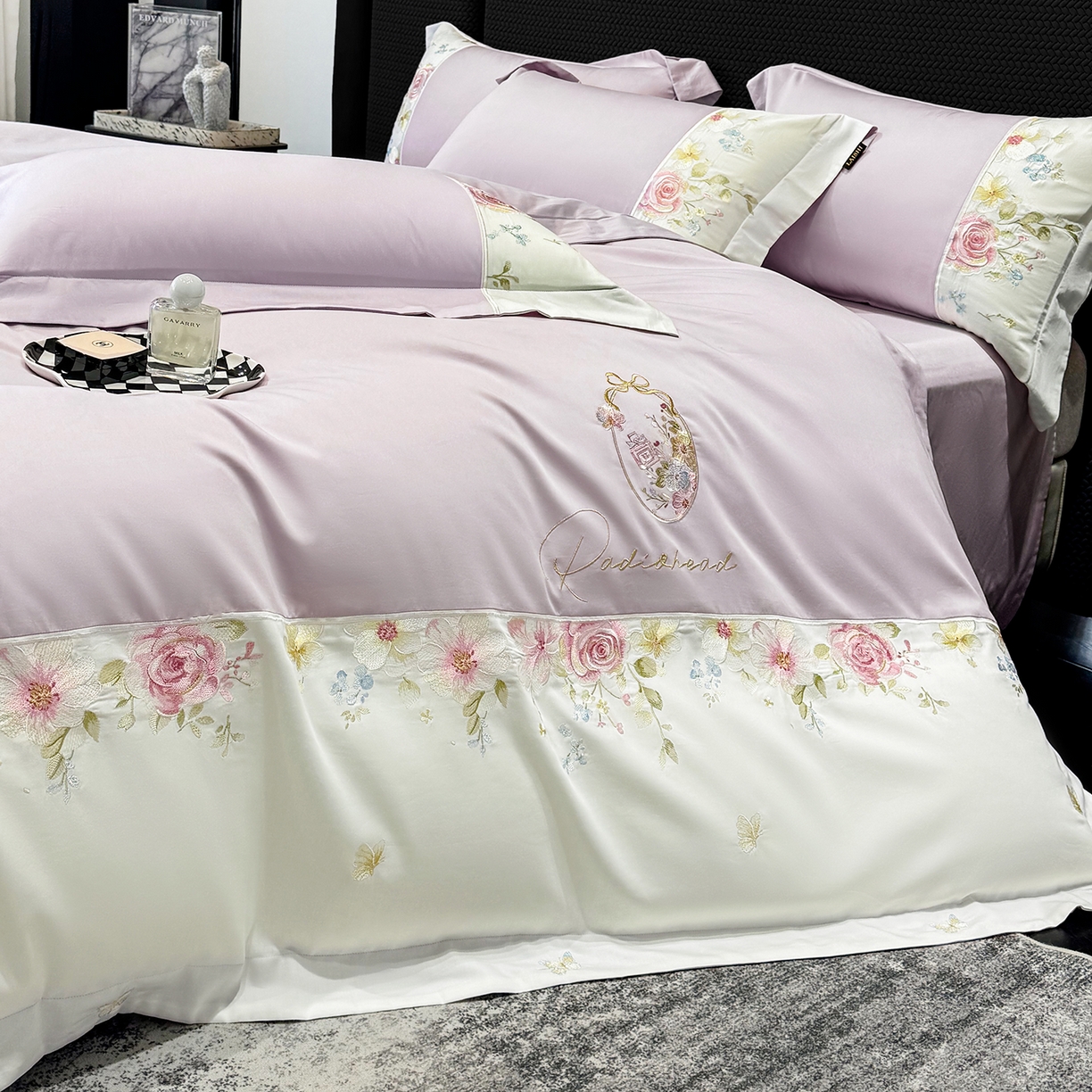 91家纺网 家纺一手货源 找家纺 莱势 2026新品100支全棉纯棉50x50s贡缎长绒棉刺绣绣花四件套高端礼盒-玫瑰少女 玫瑰少女 香芋紫