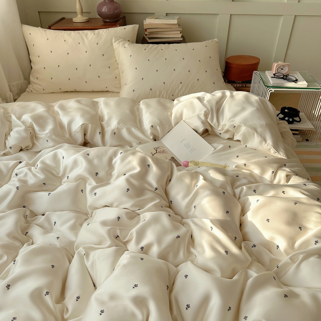 91家纺网 家纺一手货源 找家纺 爱彼家纺 2026新款亲肤冰丝印花四件套-系列二 冰丝-奶杏四叶草