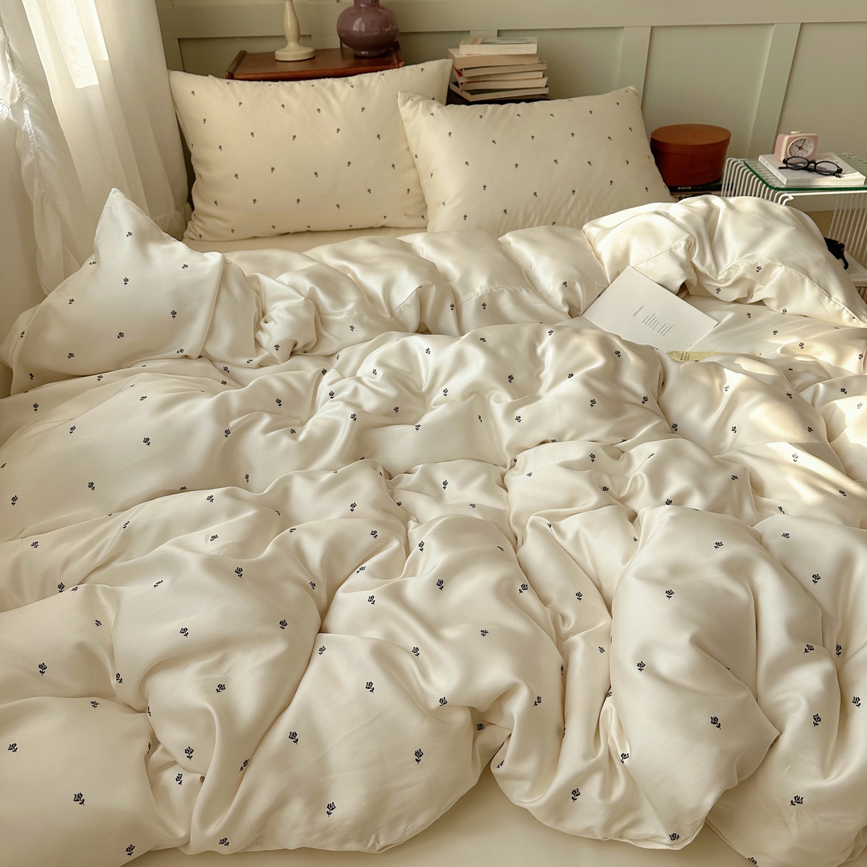 91家纺网 家纺一手货源 找家纺 爱彼家纺 2026新款亲肤冰丝印花四件套-系列二 冰丝-奶杏四叶草