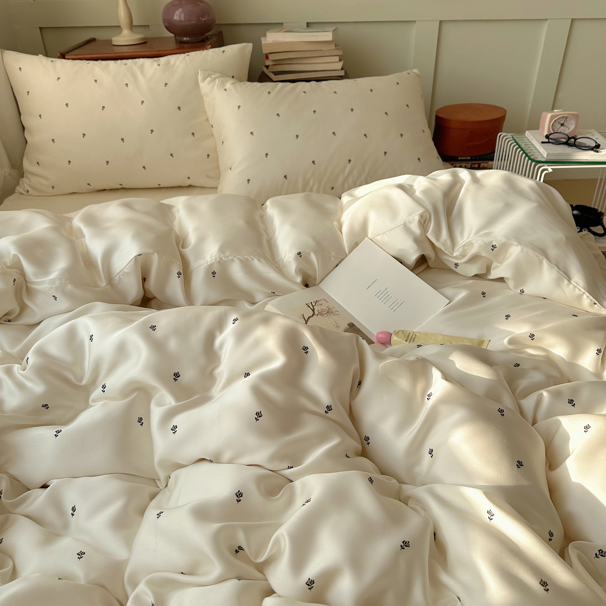 91家纺网 家纺一手货源 找家纺 爱彼家纺 2026新款亲肤冰丝印花四件套-系列二 冰丝-奶杏四叶草