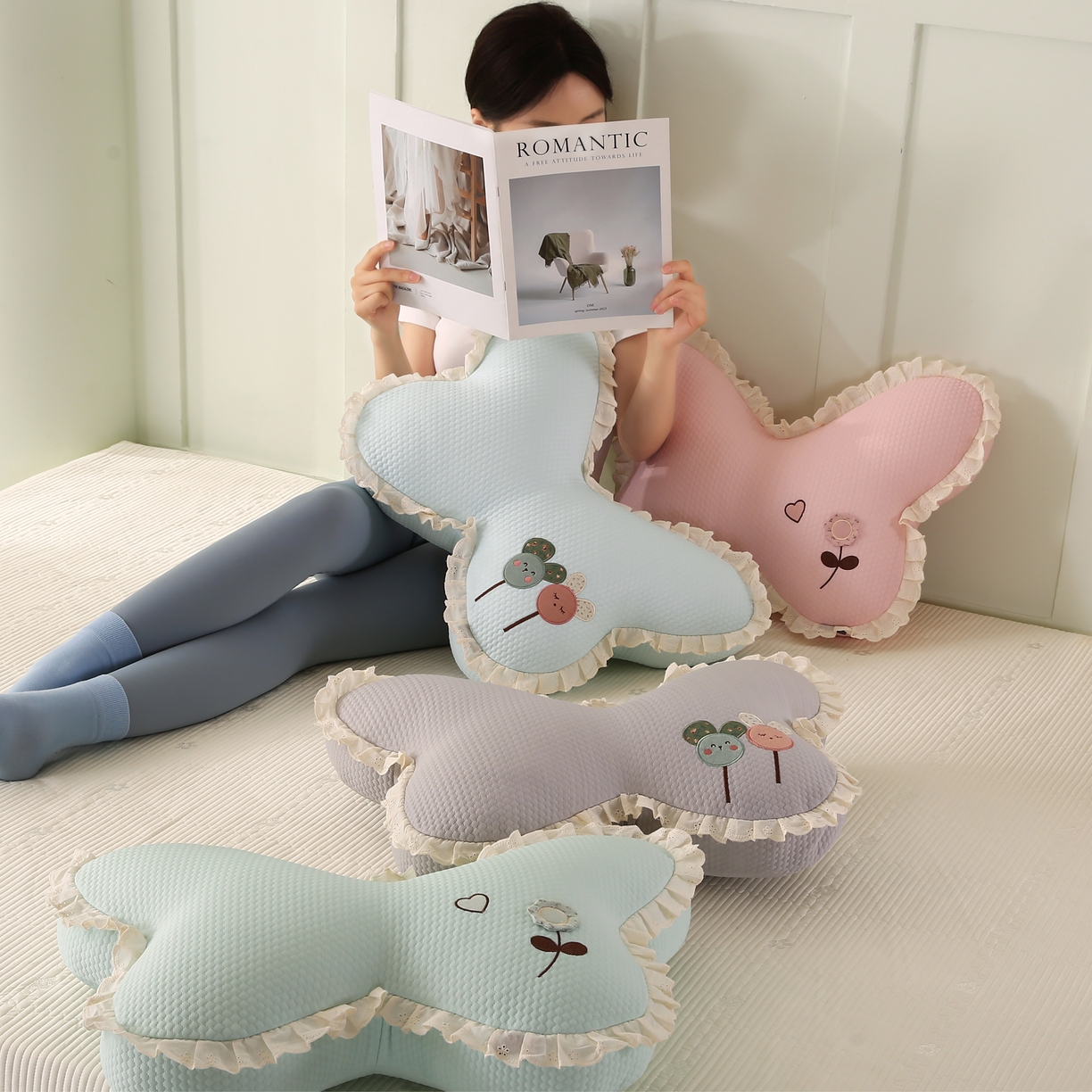 91家纺网 家纺一手货源 找家纺 蔻眠 花边款凉豆豆凉感丝蝴蝶抱枕靠枕异型枕芯 主图