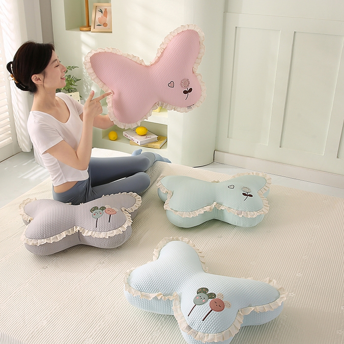 91家纺网 家纺一手货源 找家纺 蔻眠 花边款凉豆豆凉感丝蝴蝶抱枕靠枕异型枕芯 主图