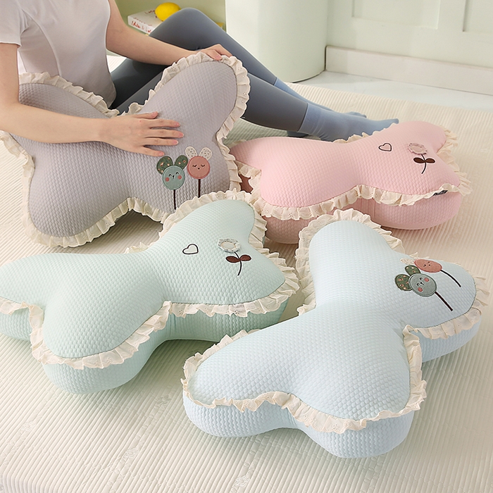 91家纺网 家纺一手货源 找家纺 蔻眠 花边款凉豆豆凉感丝蝴蝶抱枕靠枕异型枕芯 主图