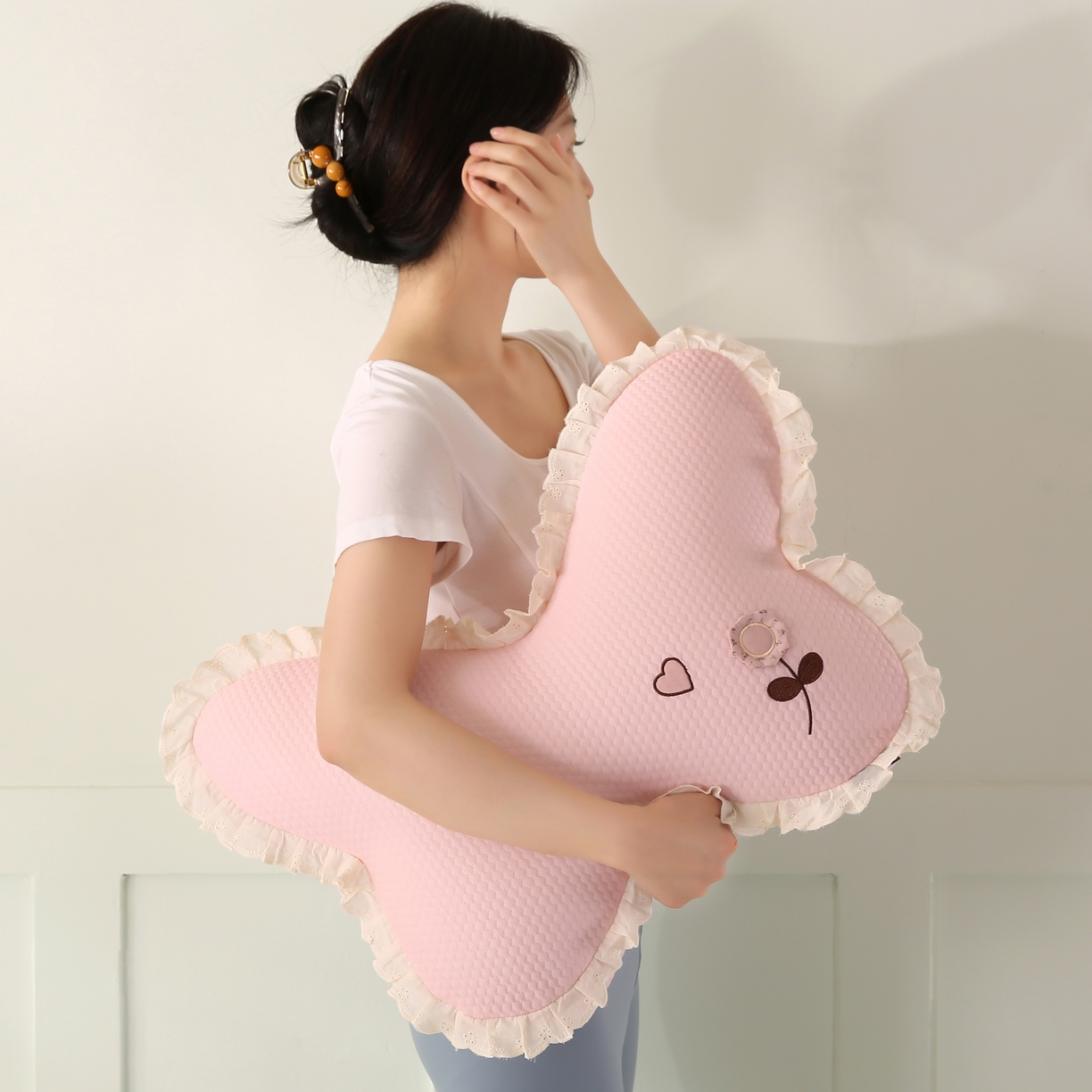 91家纺网 家纺一手货源 找家纺 蔻眠 花边款凉豆豆凉感丝蝴蝶抱枕靠枕异型枕芯 心上人-樱粉