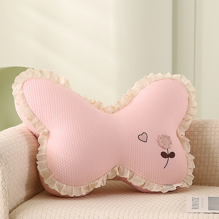 91家纺网 家纺一手货源 找家纺 蔻眠 花边款凉豆豆凉感丝蝴蝶抱枕靠枕异型枕芯 心上人-樱粉