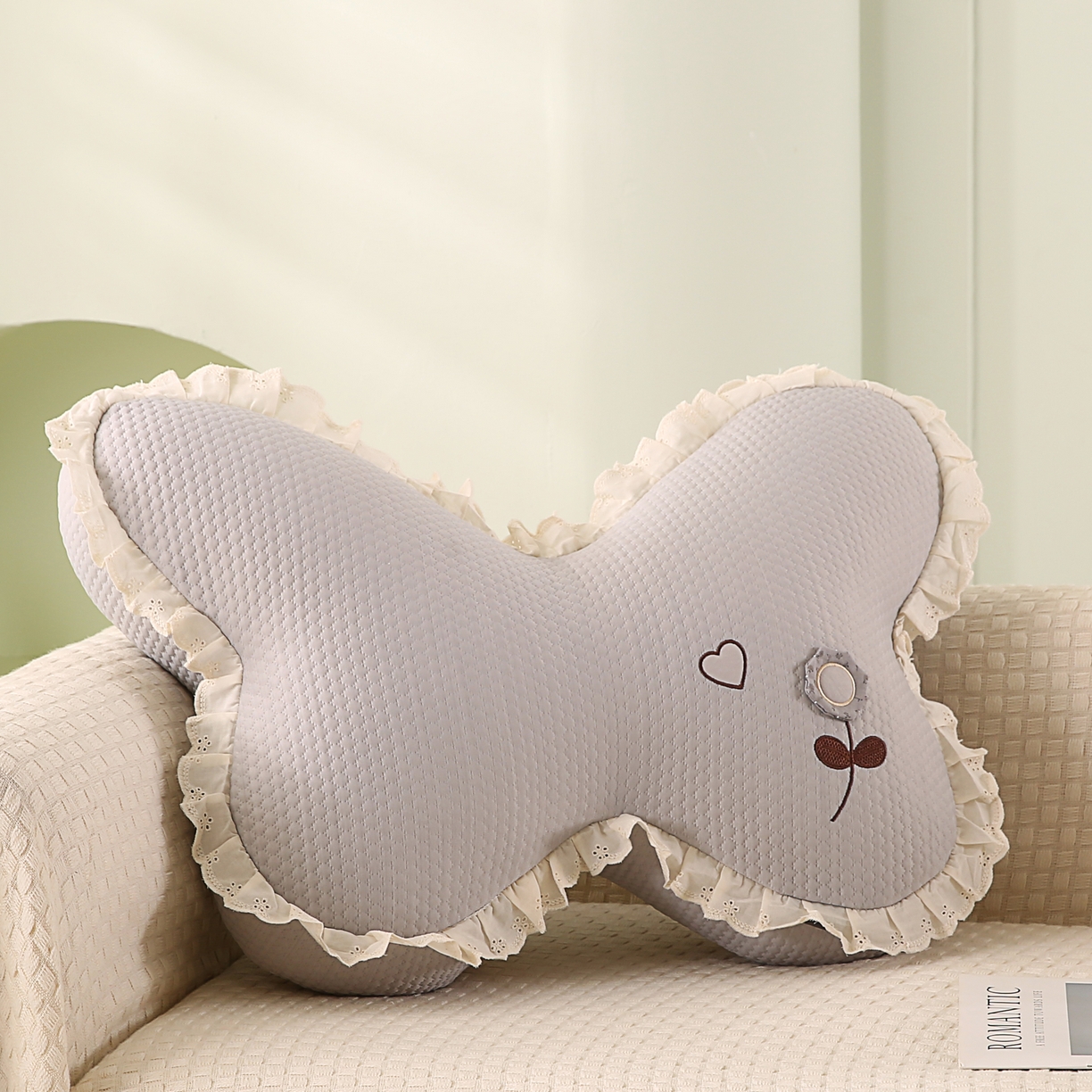 91家纺网 家纺一手货源 找家纺 蔻眠 花边款凉豆豆凉感丝蝴蝶抱枕靠枕异型枕芯 心上人-月灰