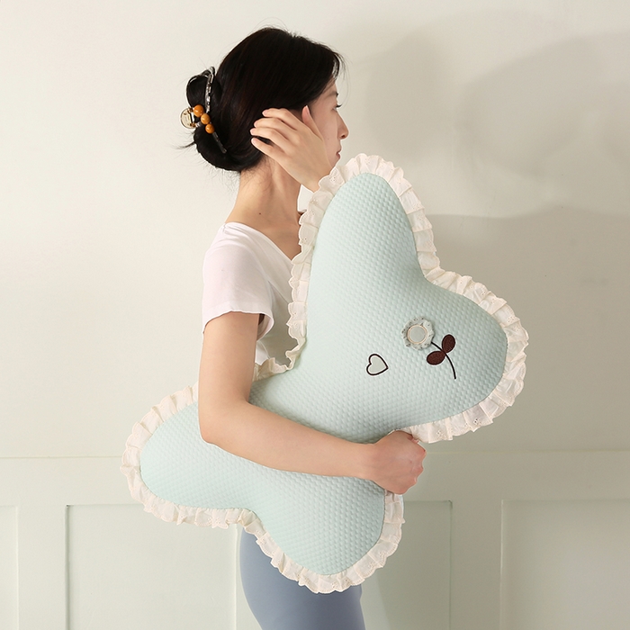 91家纺网 家纺一手货源 找家纺 蔻眠 花边款凉豆豆凉感丝蝴蝶抱枕靠枕异型枕芯 心上人-天青