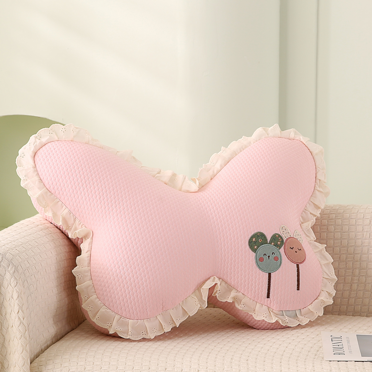 91家纺网 家纺一手货源 找家纺 蔻眠 花边款凉豆豆凉感丝蝴蝶抱枕靠枕异型枕芯 两小无猜-樱粉