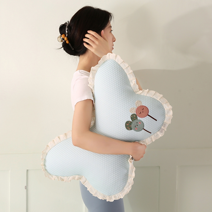 91家纺网 家纺一手货源 找家纺 蔻眠 花边款凉豆豆凉感丝蝴蝶抱枕靠枕异型枕芯 两小无猜-冰蓝