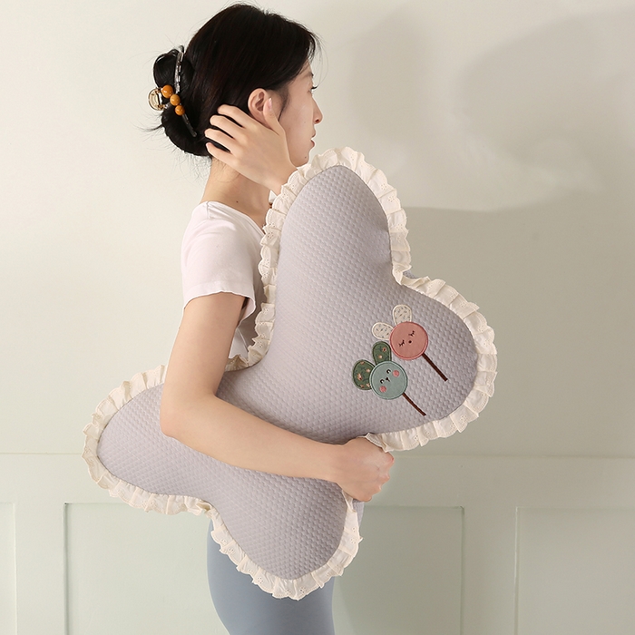 91家纺网 家纺一手货源 找家纺 蔻眠 花边款凉豆豆凉感丝蝴蝶抱枕靠枕异型枕芯 两小无猜-月灰