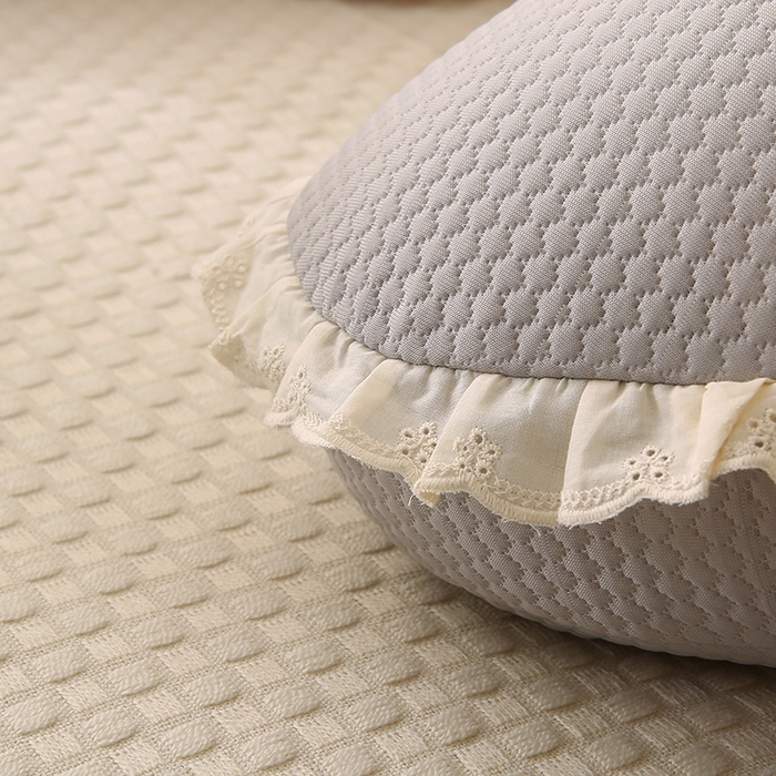 91家纺网 家纺一手货源 找家纺 蔻眠 花边款凉豆豆凉感丝蝴蝶抱枕靠枕异型枕芯 两小无猜-月灰