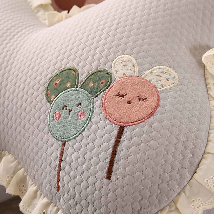 91家纺网 家纺一手货源 找家纺 蔻眠 花边款凉豆豆凉感丝蝴蝶抱枕靠枕异型枕芯 两小无猜-月灰