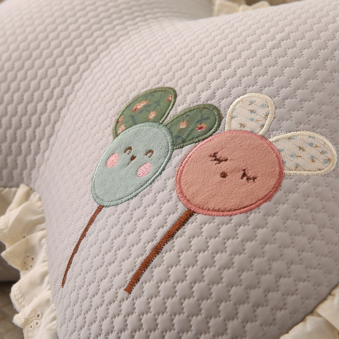 91家纺网 家纺一手货源 找家纺 蔻眠 花边款凉豆豆凉感丝蝴蝶抱枕靠枕异型枕芯 两小无猜-月灰