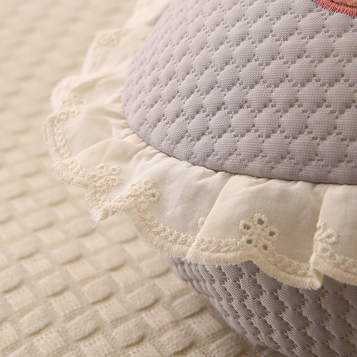 91家纺网 家纺一手货源 找家纺 蔻眠 花边款凉豆豆凉感丝蝴蝶抱枕靠枕异型枕芯 两小无猜-月灰