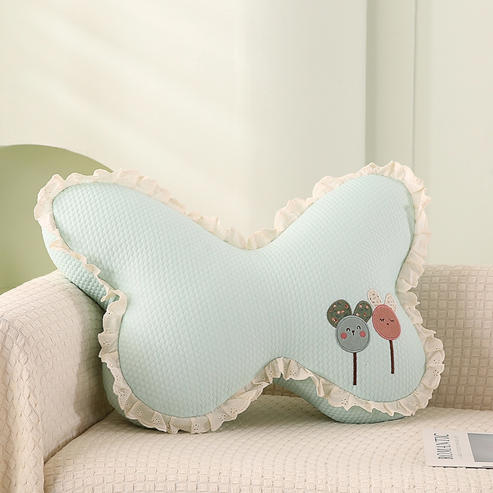 91家纺网 家纺一手货源 找家纺 蔻眠 花边款凉豆豆凉感丝蝴蝶抱枕靠枕异型枕芯 两小无猜-天青