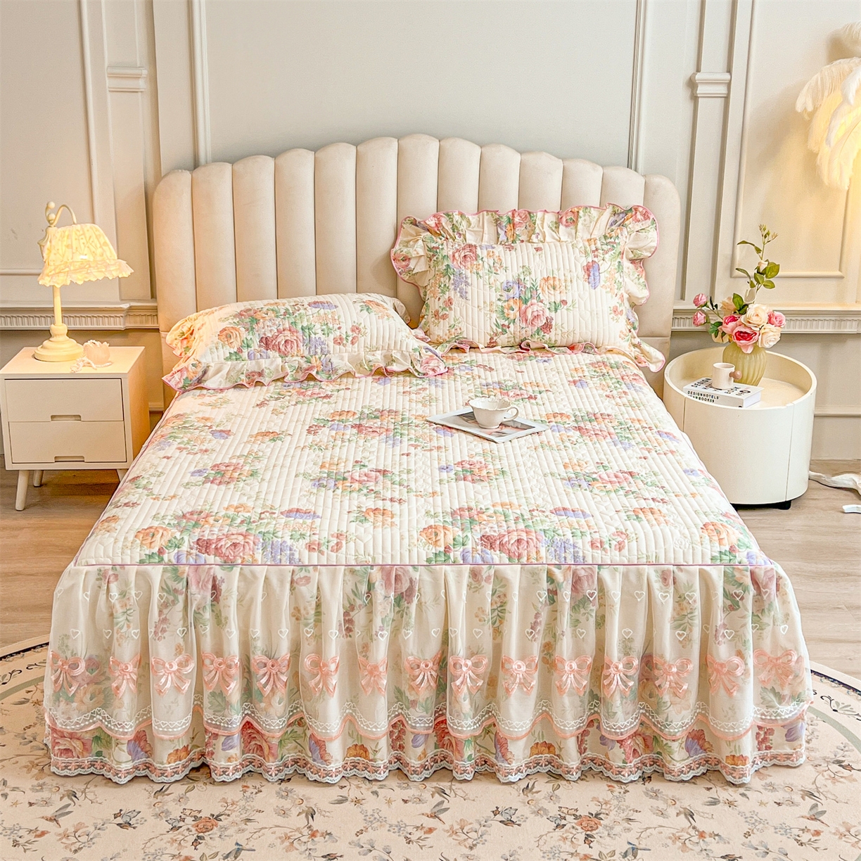 91家纺网 家纺一手货源 找家纺 宜凡家纺 2026新款全棉印花公主风夹棉床裙三件套 春色入梦