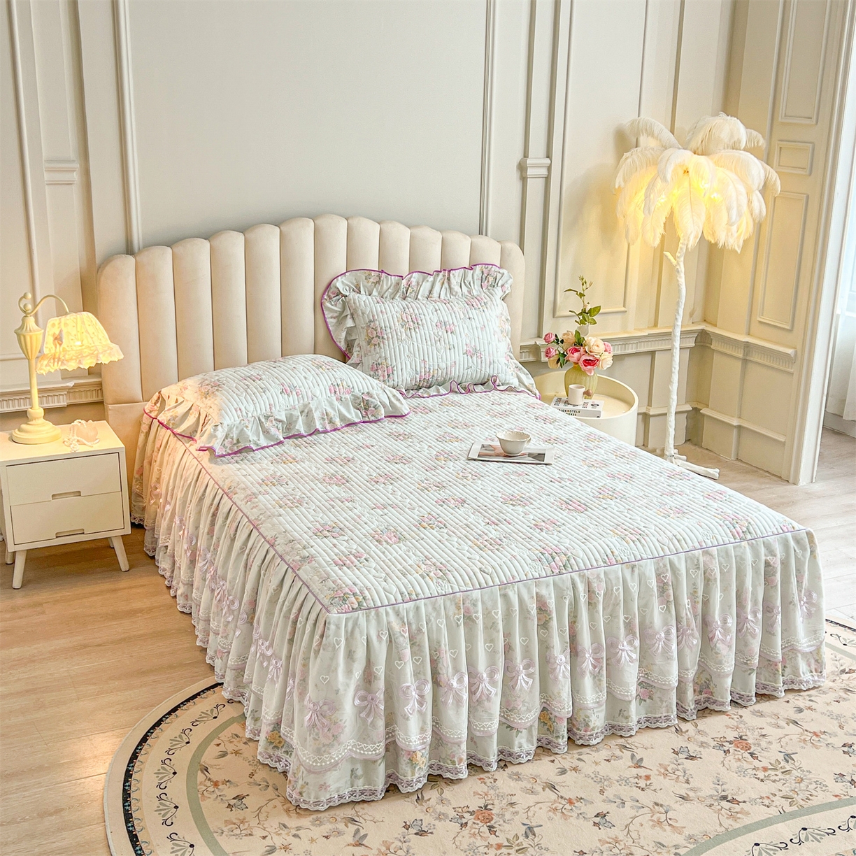 91家纺网 家纺一手货源 找家纺 宜凡家纺 2026新款全棉印花公主风夹棉床裙三件套 朝花心悦