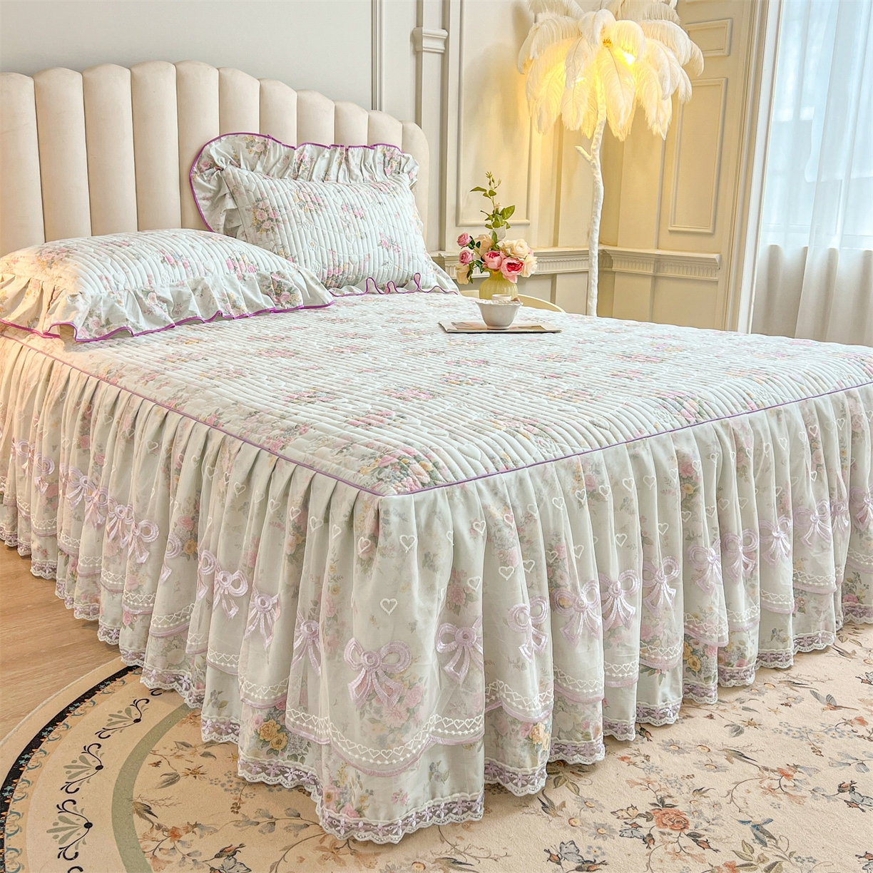 91家纺网 家纺一手货源 找家纺 宜凡家纺 2026新款全棉印花公主风夹棉床裙三件套 朝花心悦