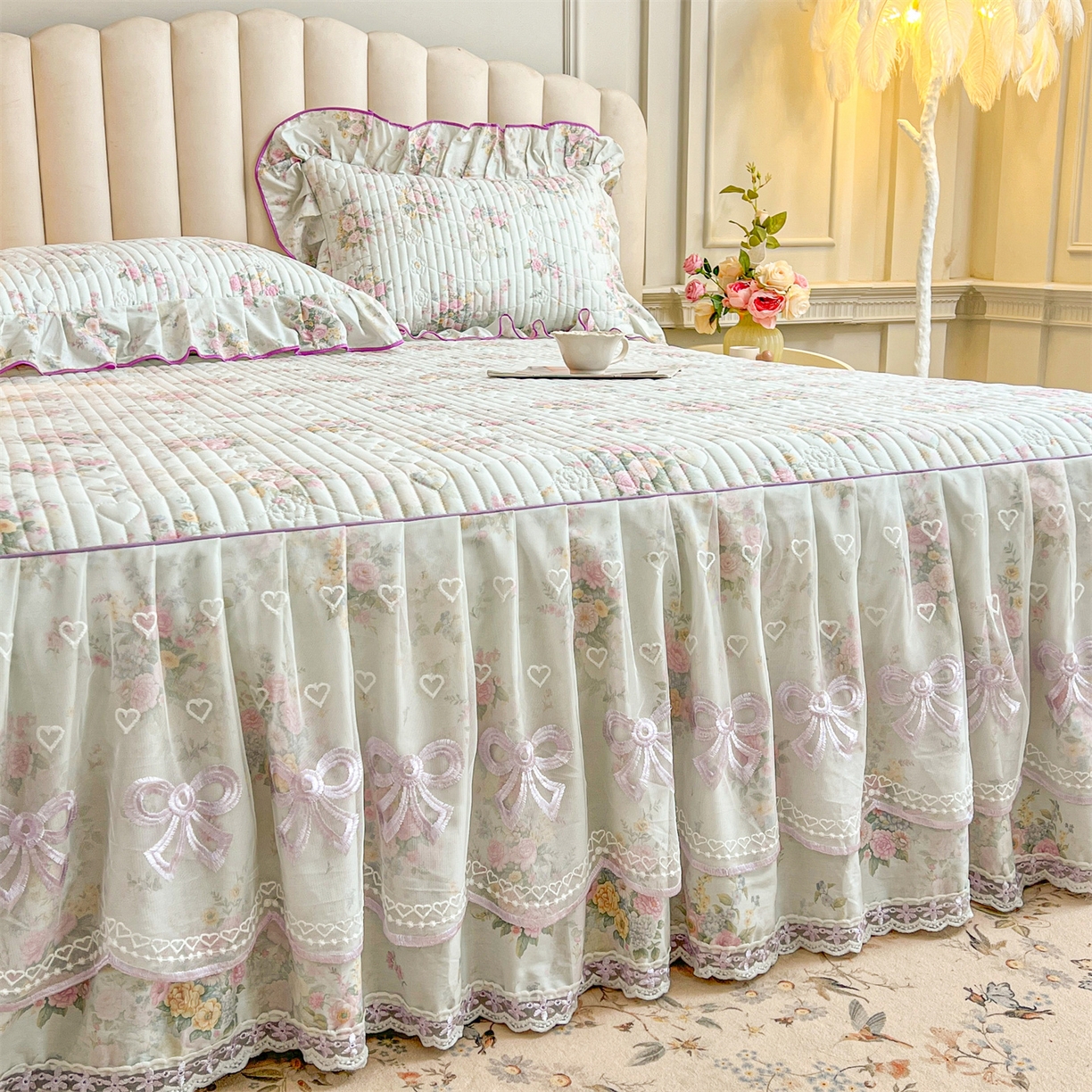 91家纺网 家纺一手货源 找家纺 宜凡家纺 2026新款全棉印花公主风夹棉床裙三件套 朝花心悦