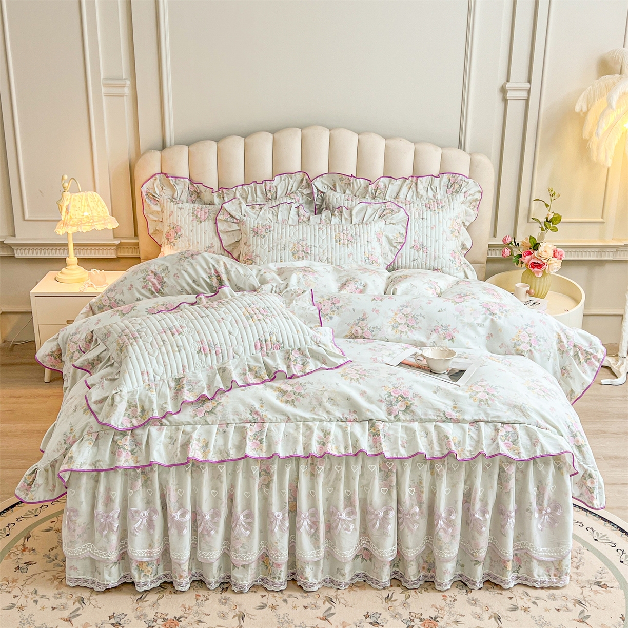 91家纺网 家纺一手货源 找家纺 宜凡家纺 2026新款全棉印花公主风夹棉床裙三件套 朝花心悦