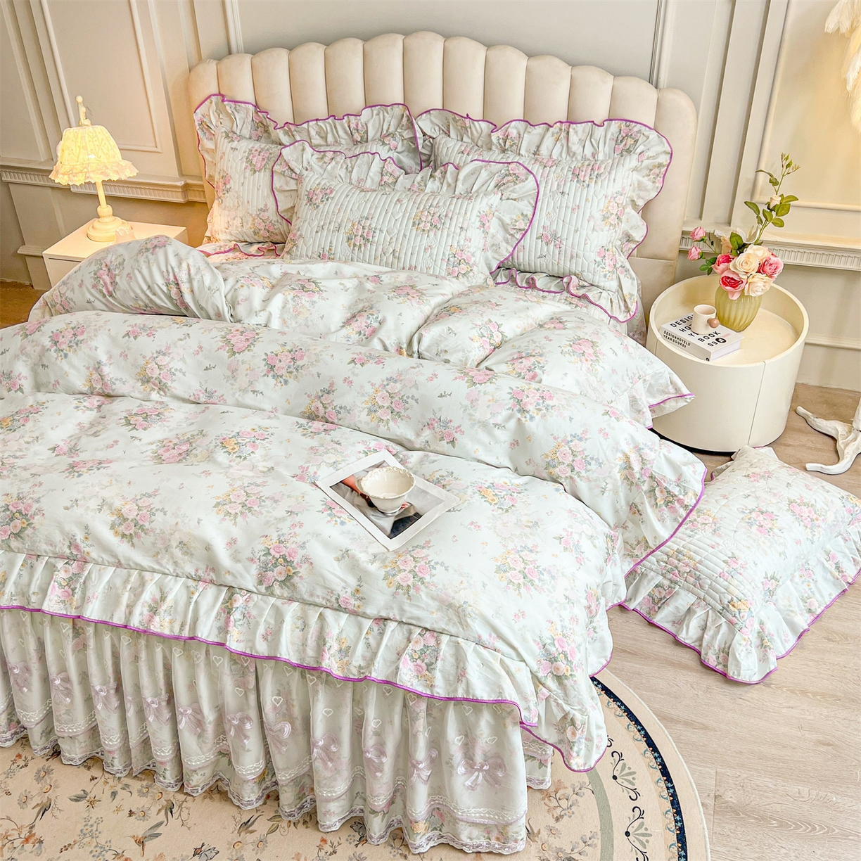 91家纺网 家纺一手货源 找家纺 宜凡家纺 2026新款全棉印花公主风夹棉床裙三件套 朝花心悦