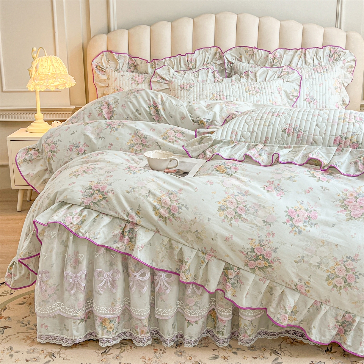 91家纺网 家纺一手货源 找家纺 宜凡家纺 2026新款全棉印花公主风夹棉床裙三件套 朝花心悦