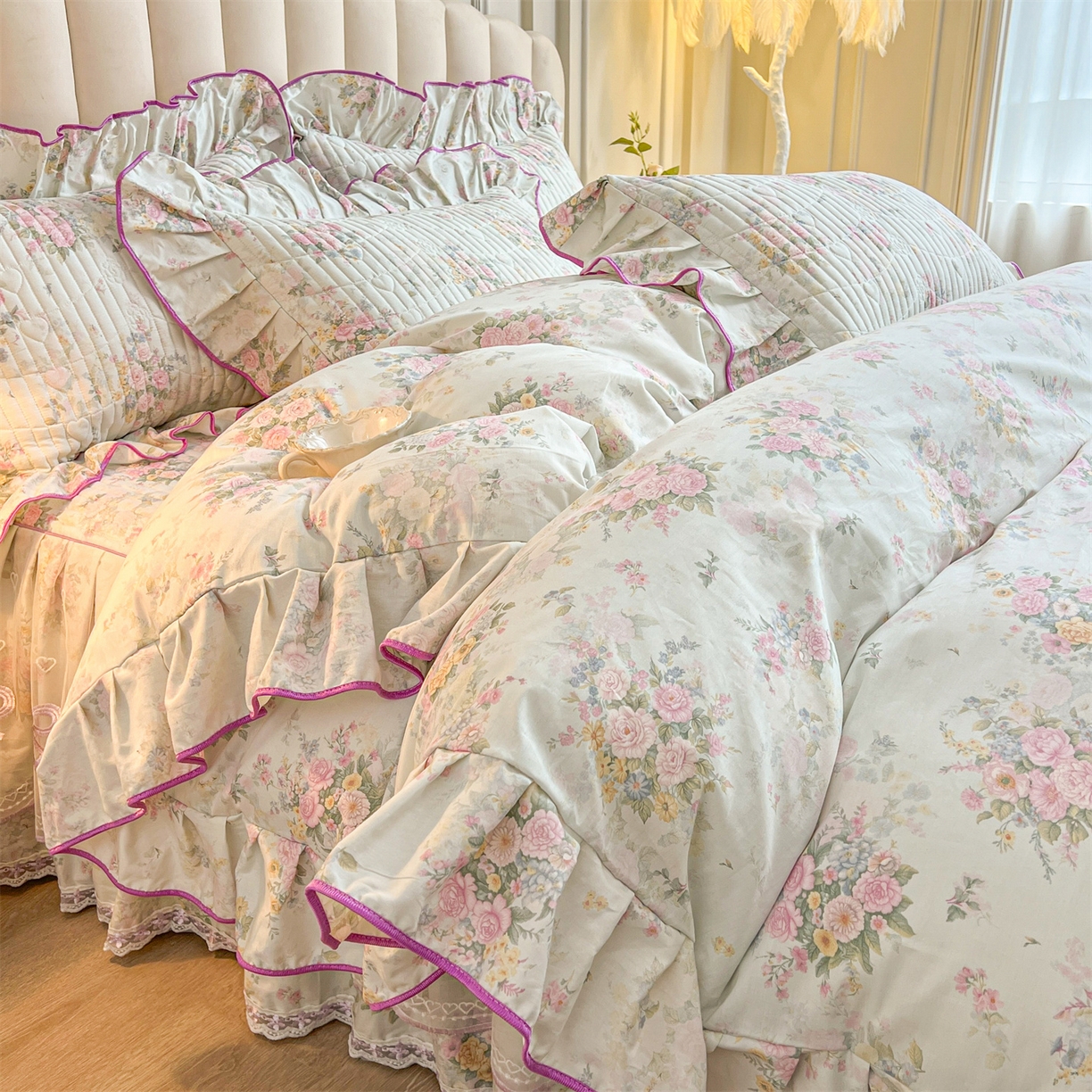 91家纺网 家纺一手货源 找家纺 宜凡家纺 2026新款全棉印花公主风夹棉床裙三件套 朝花心悦