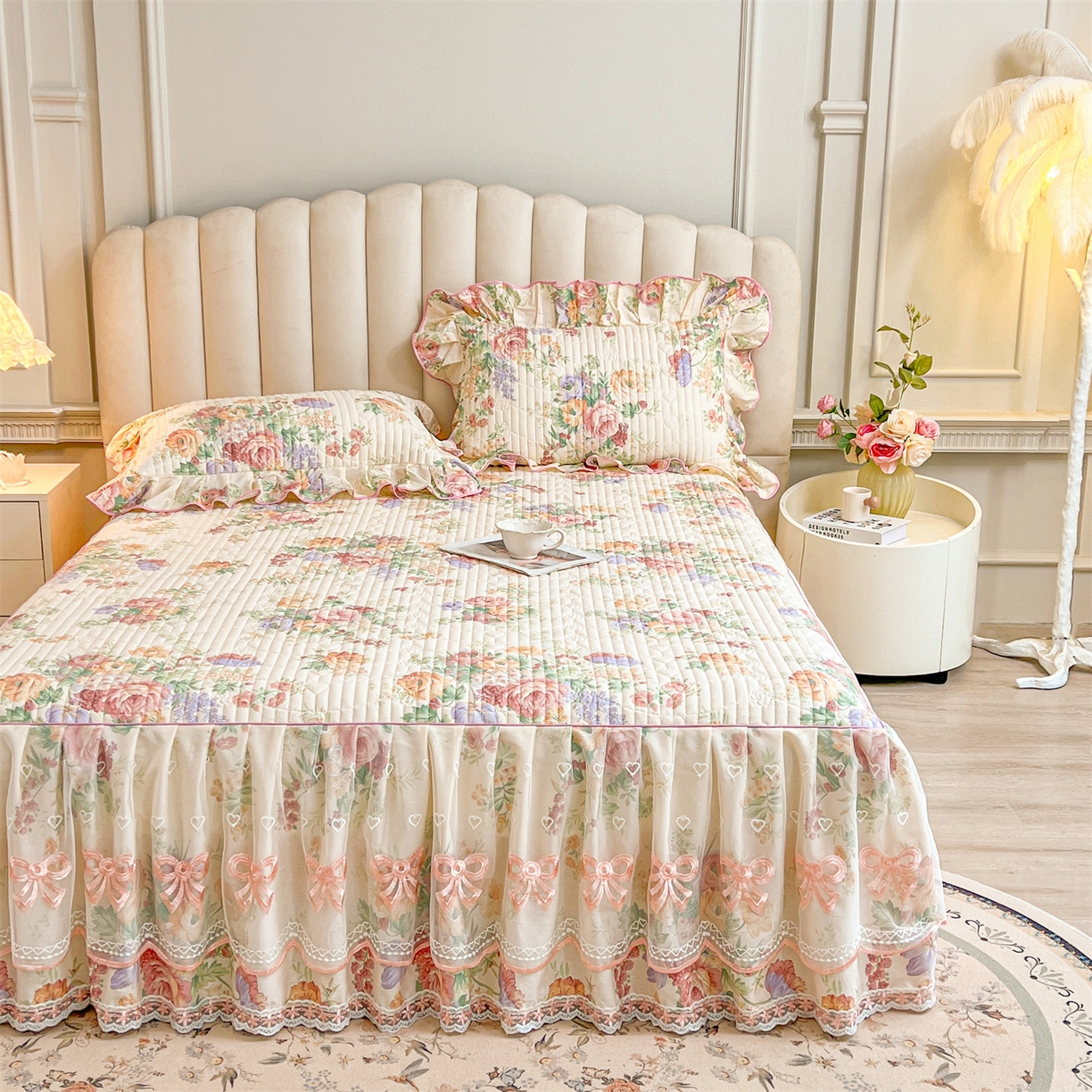 91家纺网 家纺一手货源 找家纺 宜凡家纺 2026新款全棉印花公主风夹棉床裙三件套 春色入梦