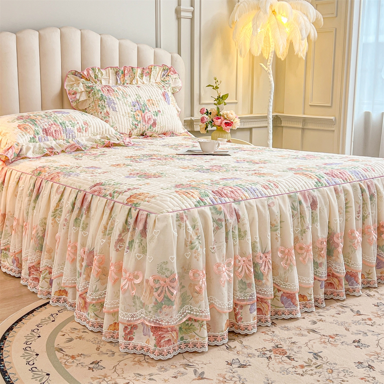 91家纺网 家纺一手货源 找家纺 宜凡家纺 2026新款全棉印花公主风夹棉床裙三件套 春色入梦