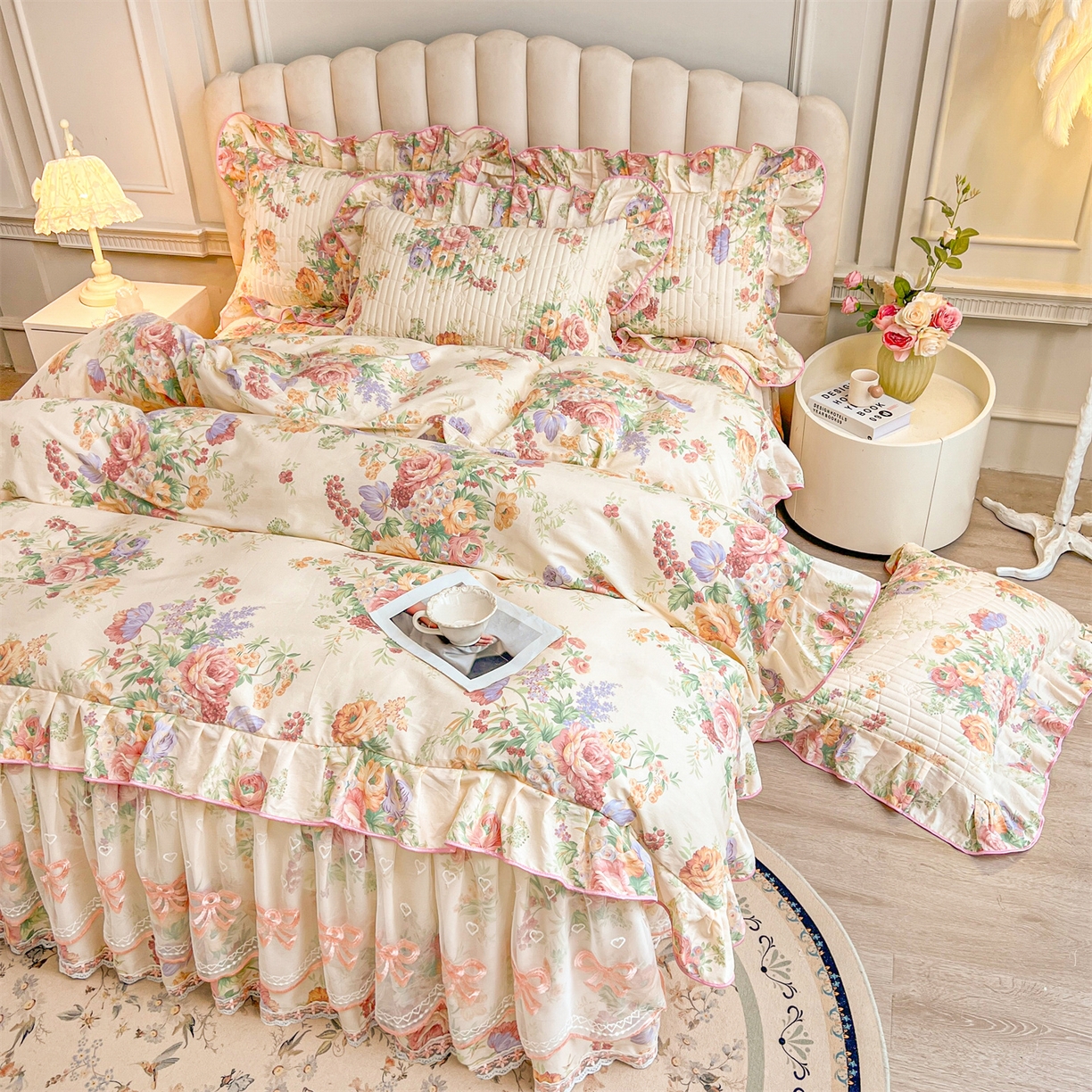 91家纺网 家纺一手货源 找家纺 宜凡家纺 2026新款全棉印花公主风夹棉床裙三件套 春色入梦