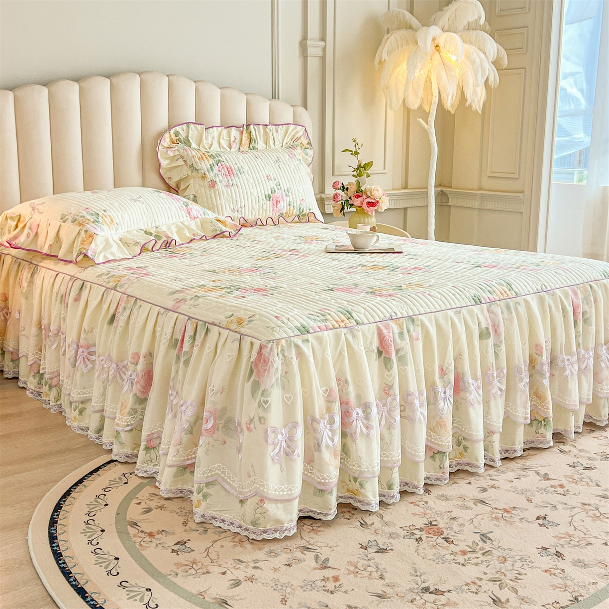 91家纺网 家纺一手货源 找家纺 宜凡家纺 2026新款全棉印花公主风夹棉床裙三件套 沐颜月朵