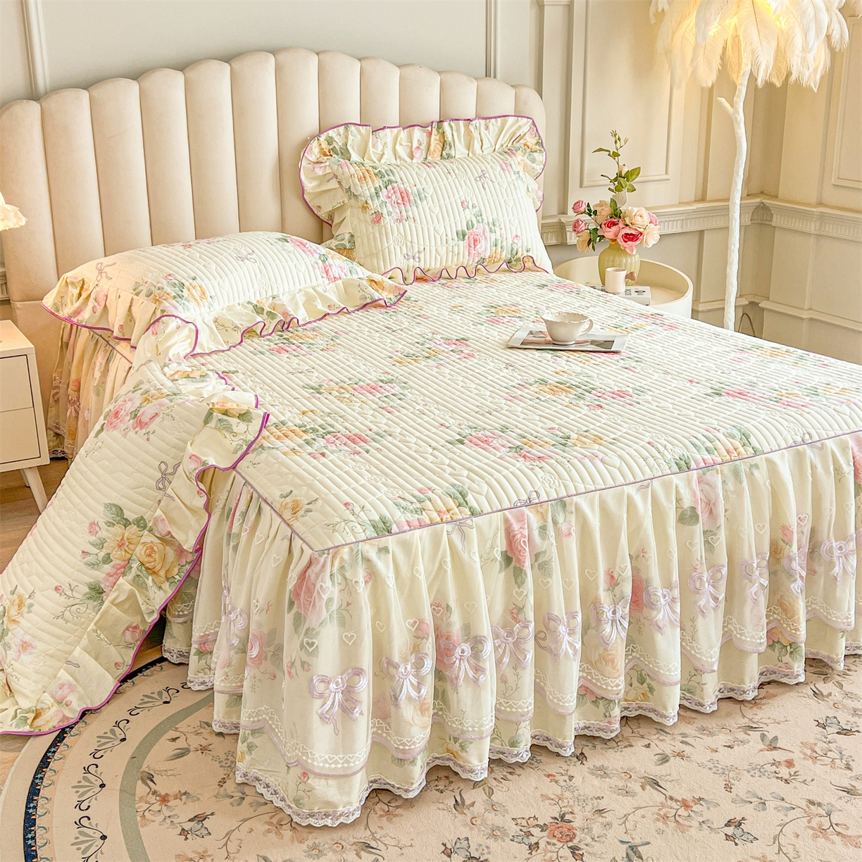 91家纺网 家纺一手货源 找家纺 宜凡家纺 2026新款全棉印花公主风夹棉床裙三件套 沐颜月朵