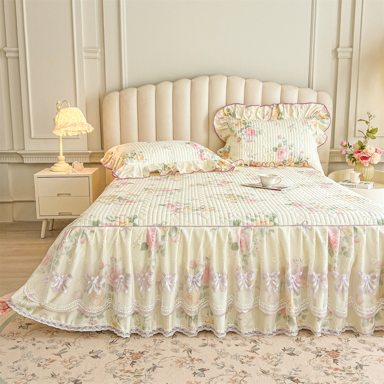 91家纺网 家纺一手货源 找家纺 宜凡家纺 2026新款全棉印花公主风夹棉床裙三件套 沐颜月朵