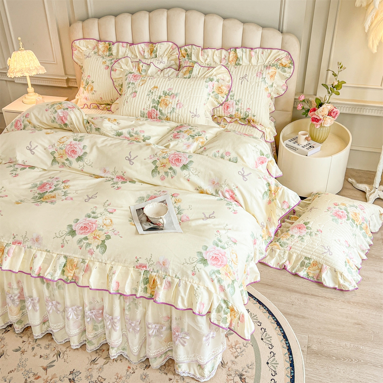 91家纺网 家纺一手货源 找家纺 宜凡家纺 2026新款全棉印花公主风夹棉床裙三件套 沐颜月朵