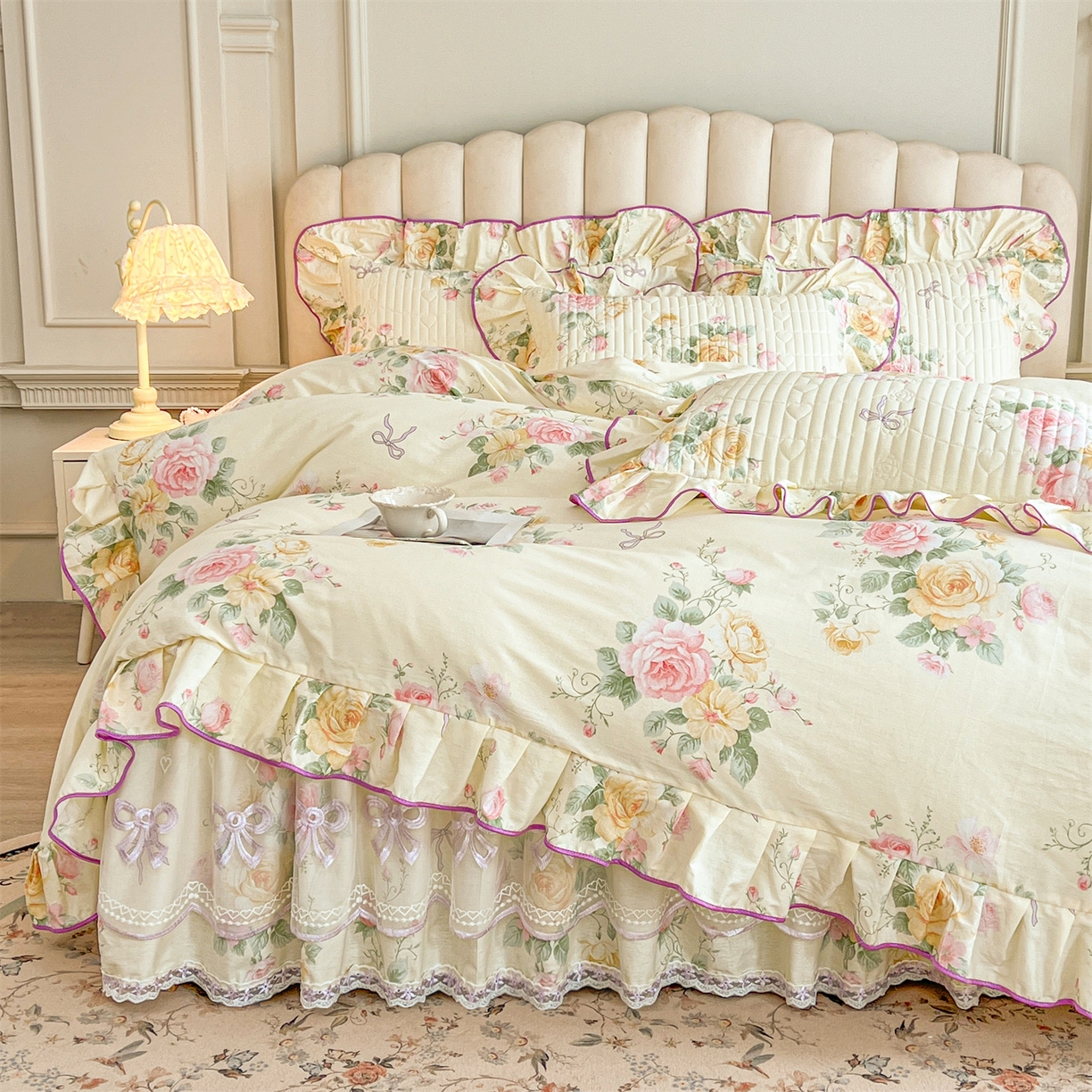 91家纺网 家纺一手货源 找家纺 宜凡家纺 2026新款全棉印花公主风夹棉床裙三件套 沐颜月朵