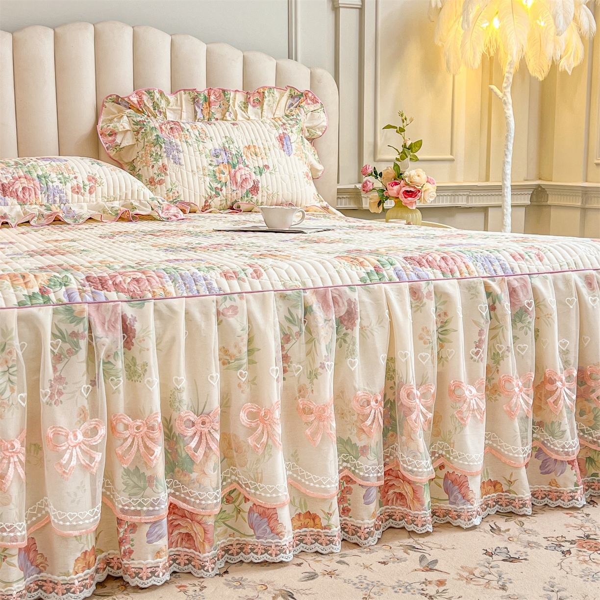 91家纺网 家纺一手货源 找家纺 宜凡家纺 2026新款全棉印花公主风夹棉床裙四件套 春色入梦