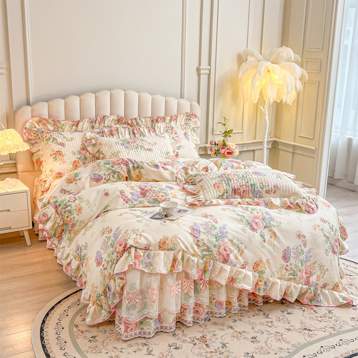 91家纺网 家纺一手货源 找家纺 宜凡家纺 2026新款全棉印花公主风夹棉床裙四件套 春色入梦