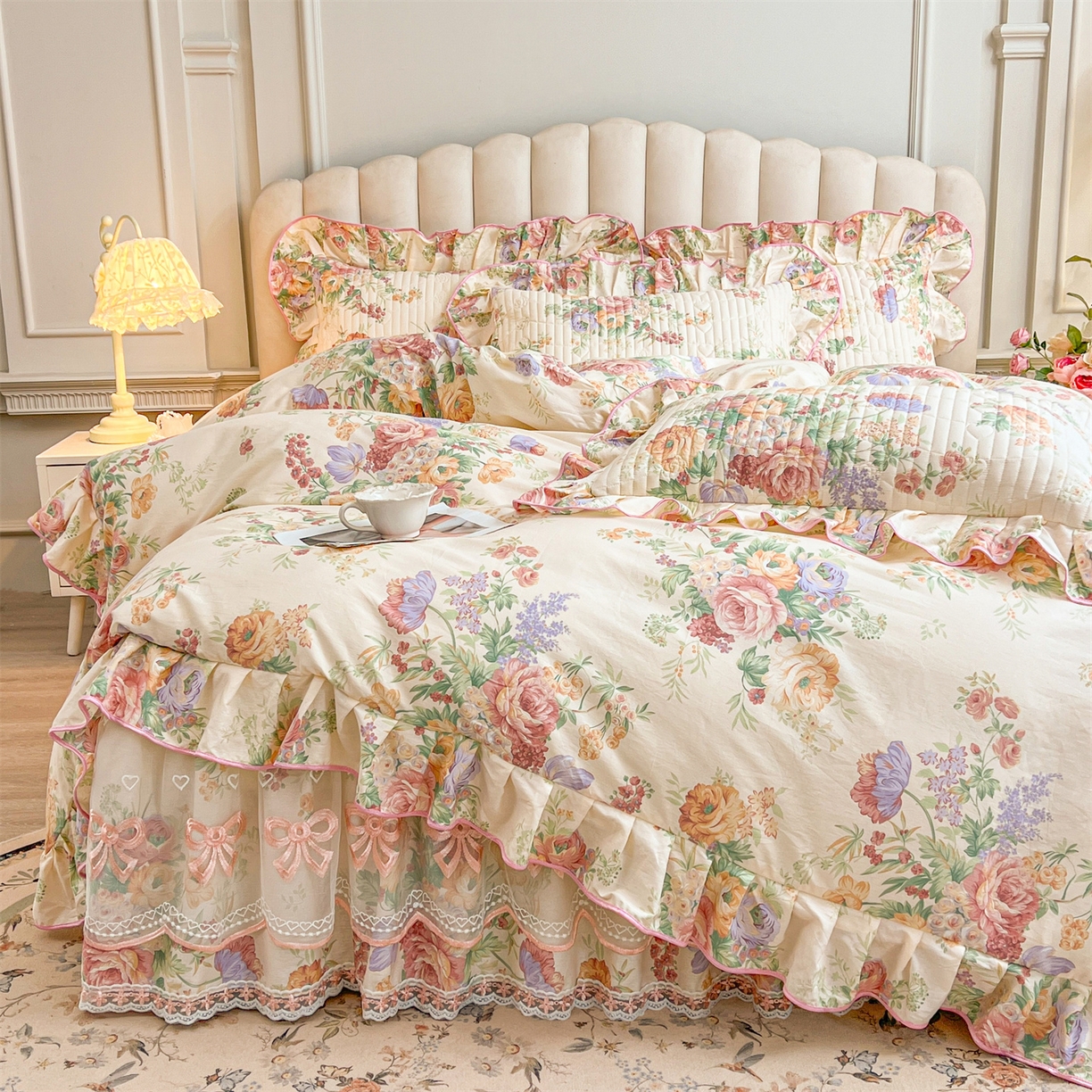 91家纺网 家纺一手货源 找家纺 宜凡家纺 2026新款全棉印花公主风夹棉床裙四件套 春色入梦