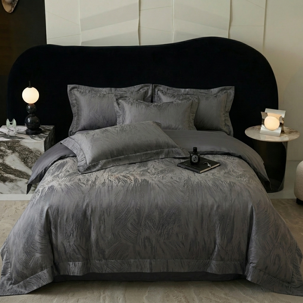 91家纺网 家纺一手货源 找家纺 悦织湾家纺 2026新款水洗冰丝贡缎提花亲肤四件套春夏凉爽床上用品四件套 墨影灰羽