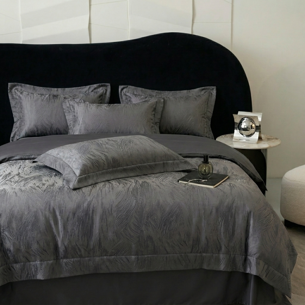 91家纺网 家纺一手货源 找家纺 悦织湾家纺 2026新款水洗冰丝贡缎提花亲肤四件套春夏凉爽床上用品四件套 墨影灰羽