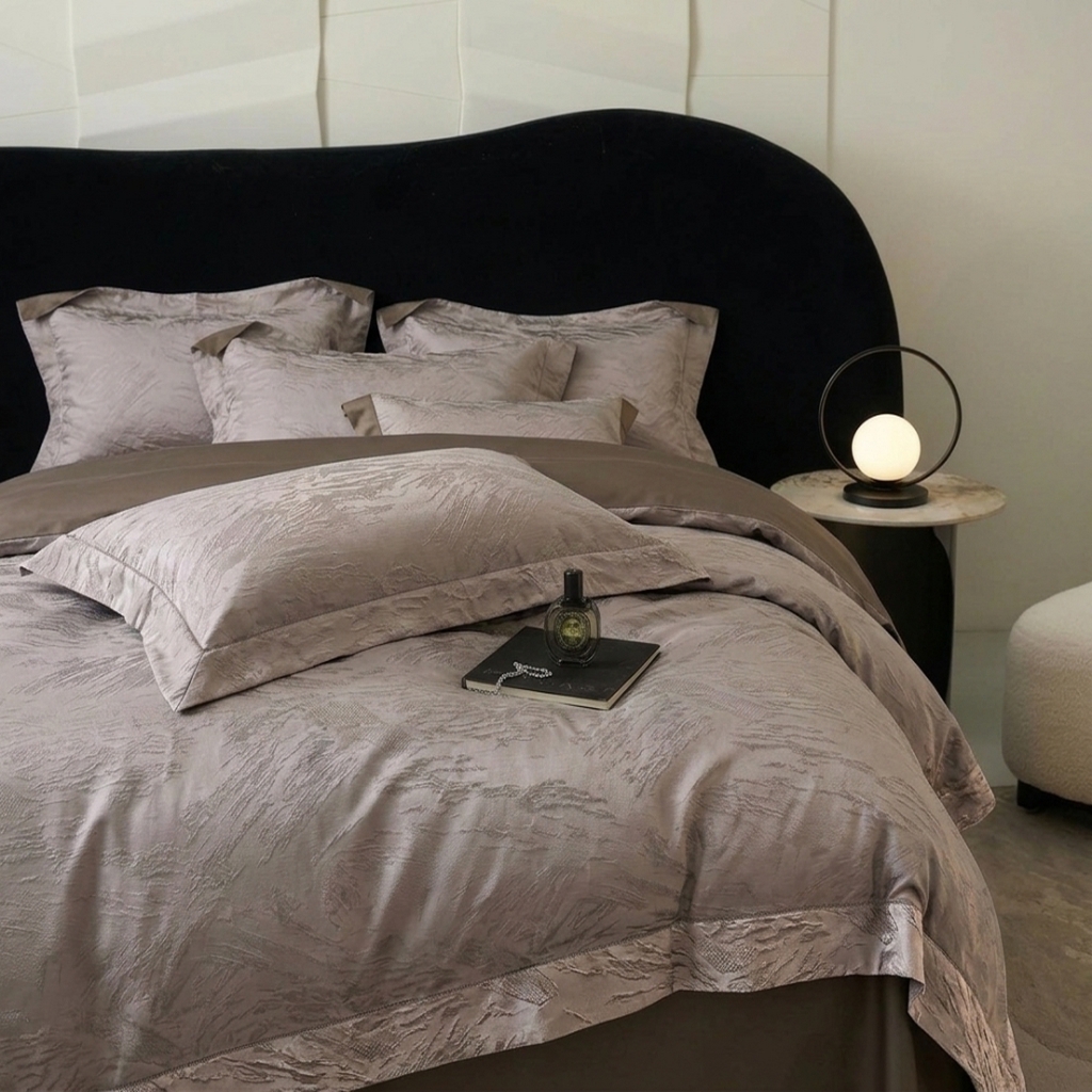 91家纺网 家纺一手货源 找家纺 悦织湾家纺 2026新款水洗冰丝贡缎提花亲肤四件套春夏凉爽床上用品四件套 棕羽鎏金