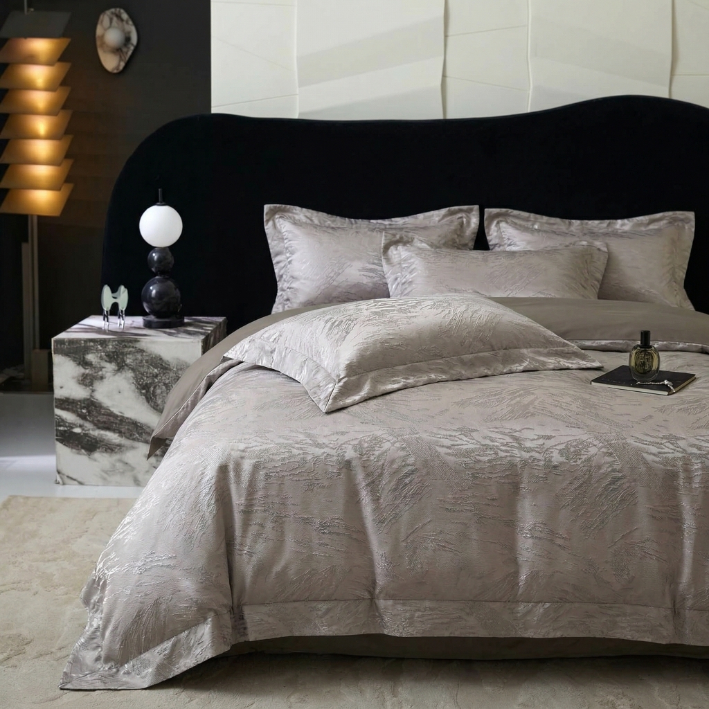 91家纺网 家纺一手货源 找家纺 悦织湾家纺 2026新款水洗冰丝贡缎提花亲肤四件套春夏凉爽床上用品四件套 棕羽鎏金