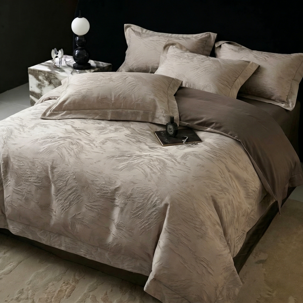91家纺网 家纺一手货源 找家纺 悦织湾家纺 2026新款水洗冰丝贡缎提花亲肤四件套春夏凉爽床上用品四件套 棕羽鎏金