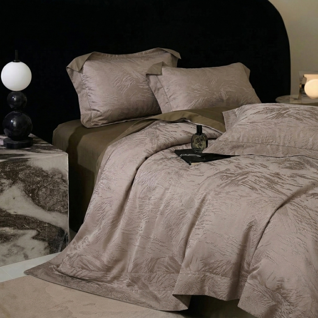 91家纺网 家纺一手货源 找家纺 悦织湾家纺 2026新款水洗冰丝贡缎提花亲肤四件套春夏凉爽床上用品四件套 棕羽鎏金