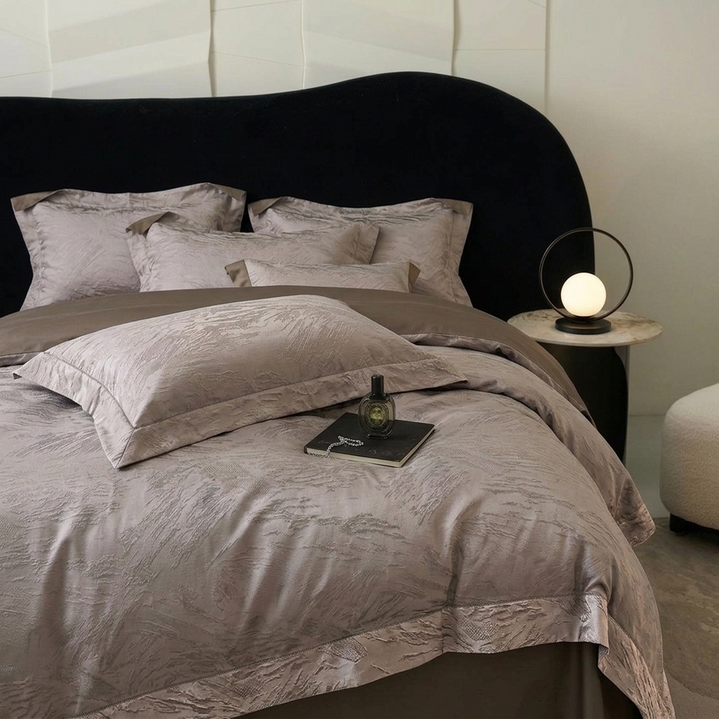 91家纺网 家纺一手货源 找家纺 悦织湾家纺 2026新款水洗冰丝贡缎提花亲肤四件套春夏凉爽床上用品四件套 棕羽鎏金
