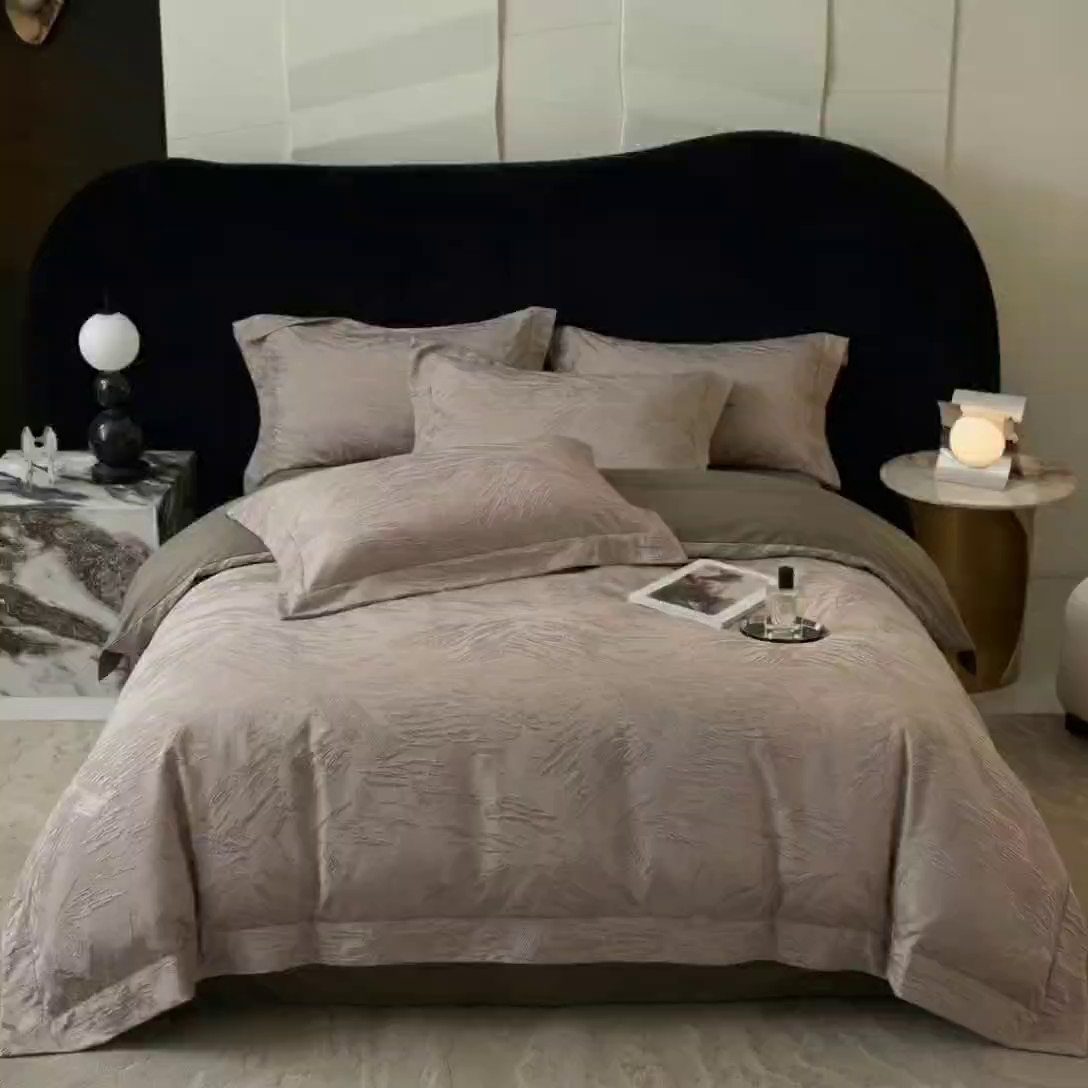 91家纺网 家纺一手货源 找家纺 悦织湾家纺 2026新款水洗冰丝贡缎提花亲肤四件套春夏凉爽床上用品四件套 棕羽鎏金