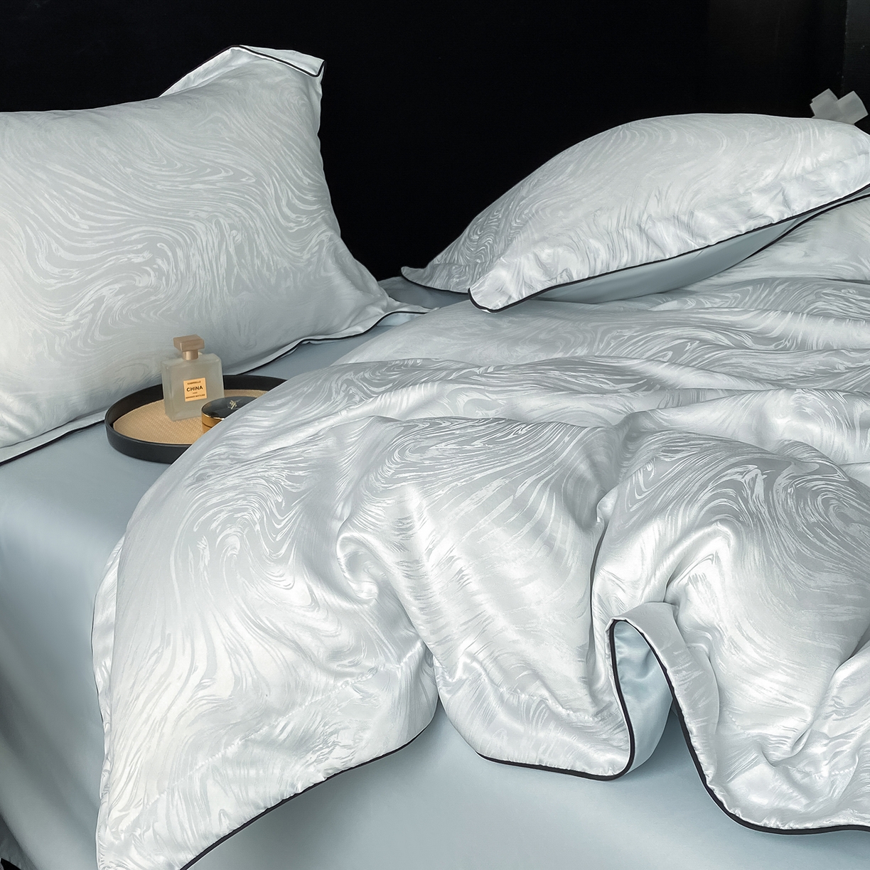 91家纺网 家纺一手货源 找家纺 悦织湾家纺 2026新款水洗冰丝提花四件套-知夏凉爽透气轻奢床上用品三四件套 知夏碧海蓝