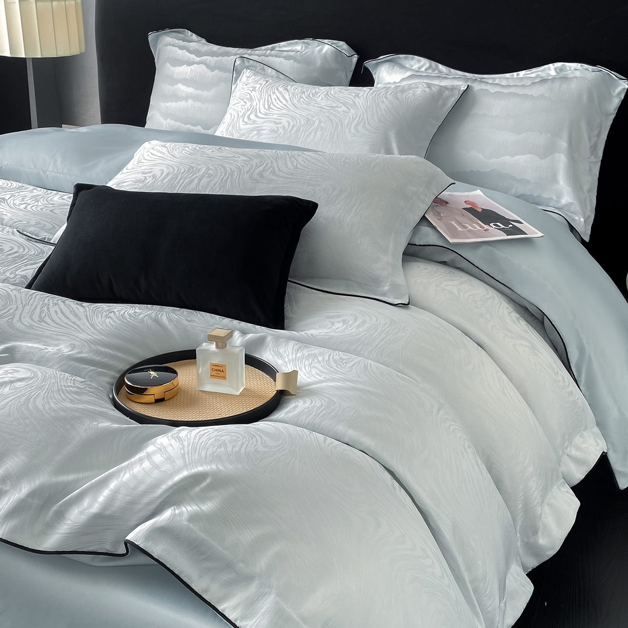 91家纺网 家纺一手货源 找家纺 悦织湾家纺 2026新款水洗冰丝提花四件套-知夏凉爽透气轻奢床上用品三四件套 知夏碧海蓝