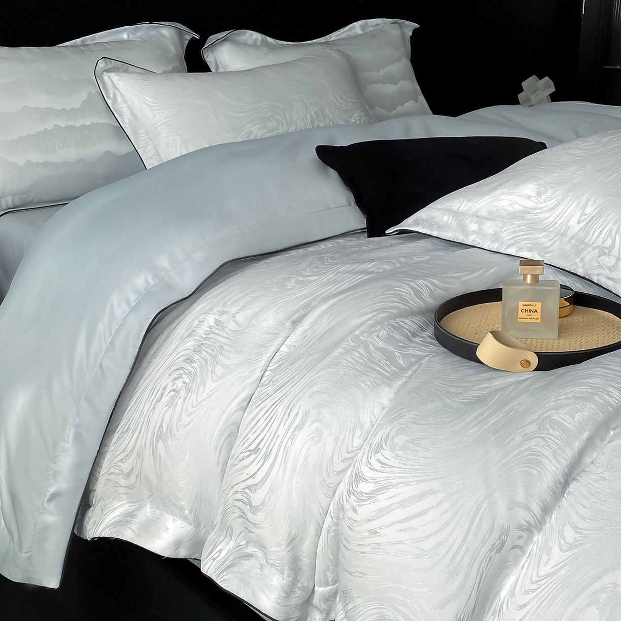 91家纺网 家纺一手货源 找家纺 悦织湾家纺 2026新款水洗冰丝提花四件套-知夏凉爽透气轻奢床上用品三四件套 知夏碧海蓝